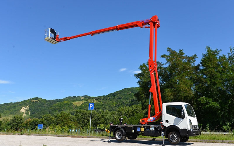 camion con plataforma elevadora