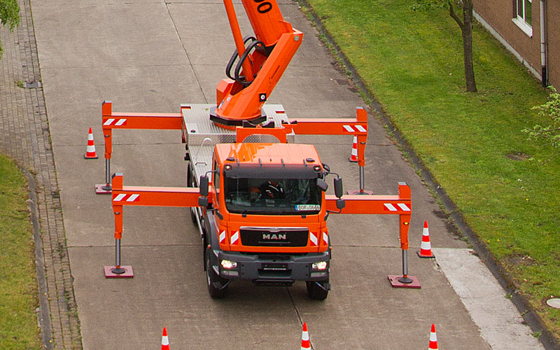 camion con plataforma elevadora