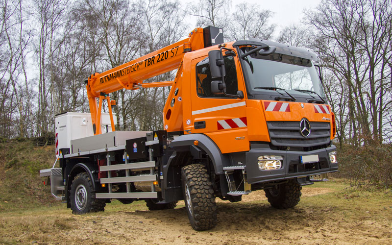 plataforma sobre camion mercedes